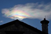 14 Nuvoletta solitaria con i colori dell'arcobaleno